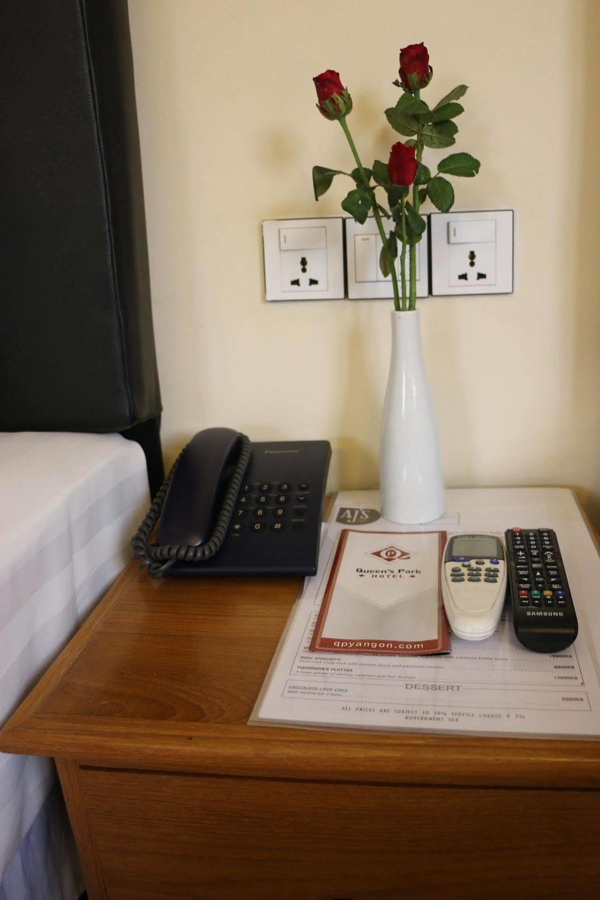 יאנגון Queen'S Park Hotel מראה חיצוני תמונה